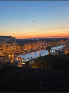 a view of a river at sunset at Duplex Lumineux- Vue Canal- Centreville- 6pers in Palavas-les-Flots