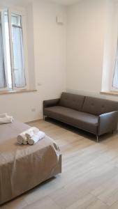un soggiorno con un letto e un divano di Affittacamere mezzaluna a San Benedetto del Tronto Altre 24 foto