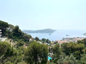 滨海自由城Elégance d'époque - Vue Panoramique Mer的从山丘上欣赏海景