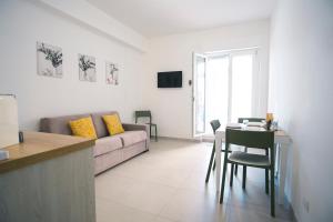 a living room with a couch and a table at Dal Monaco - casa verde in Castellana Grotte