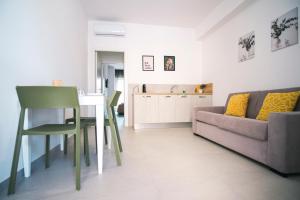 a living room with a table and a couch at Dal Monaco - casa verde in Castellana Grotte