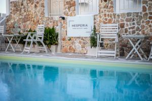 Bazén v ubytování Hesperia Apartments by Estia nebo v jeho okolí