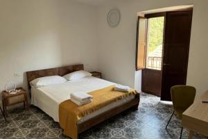 Un dormitorio con una cama con toallas. en Maripetra B&B, en Sangineto