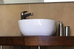 lavabo con grifo en la encimera en Maripetra B&B, en Sangineto