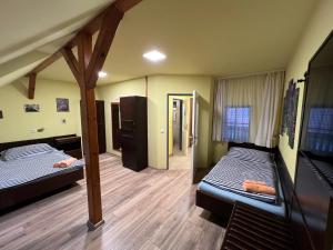 Postel nebo postele na pokoji v ubytování Penzion Kaminek + 37 fotografií