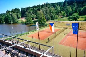 Tenis a/nebo squash v ubytování Hotel Resort Luna nebo okolí