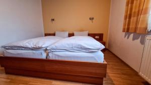 Postel nebo postele na pokoji v ubytování Gasthof Weissl
