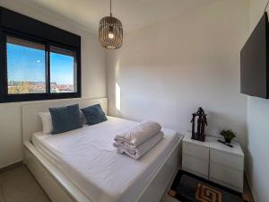 En eller flere senge i et værelse på Eilat Vacation Apartment