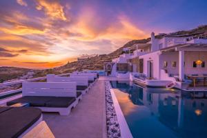 A piscina localizada em Flaskos Luxury Suites ou nos arredores