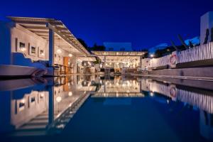 A piscina localizada em Flaskos Luxury Suites ou nos arredores