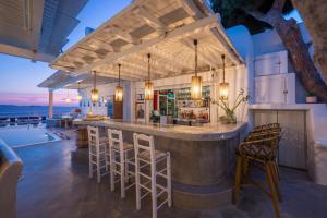 Uma varanda ou terraço em Flaskos Luxury Suites