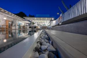 A piscina localizada em Flaskos Luxury Suites ou nos arredores