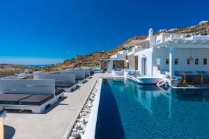 A piscina localizada em Flaskos Luxury Suites ou nos arredores