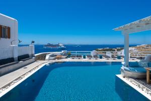 A piscina localizada em Flaskos Luxury Suites ou nos arredores
