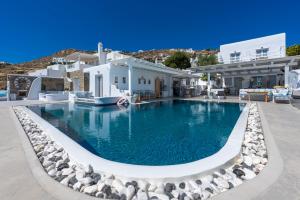 A piscina localizada em Flaskos Luxury Suites ou nos arredores