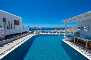 A piscina localizada em Flaskos Luxury Suites ou nos arredores