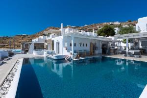 A piscina localizada em Flaskos Luxury Suites ou nos arredores