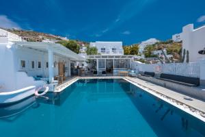 A piscina localizada em Flaskos Luxury Suites ou nos arredores