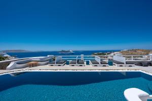 A piscina localizada em Flaskos Luxury Suites ou nos arredores