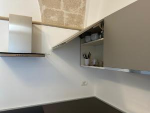 StatteにあるAlla Posta Luxury guest houseの白い壁のキッチン(カウンタートップ付) +23枚の写真