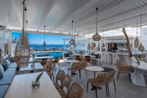 Um restaurante ou outro lugar para comer em Flaskos Luxury Suites