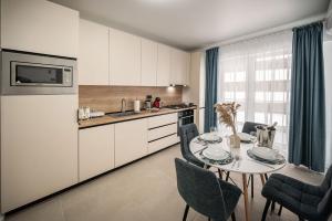 Kuchyň nebo kuchyňský kout v ubytování Josephine Apartment in Odyssey Spa & Pool-parking