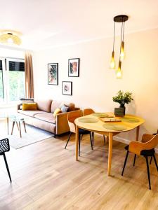a living room with a table and a couch at Prywatny Parking przy Starówce Apartament Logan by Rentoom in Toruń