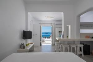 Uma TV ou centro de entretenimento em Flaskos Luxury Suites