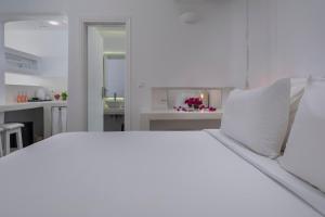 Cama ou camas em um quarto em Flaskos Luxury Suites