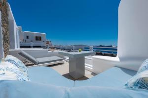 Uma área de estar em Flaskos Luxury Suites