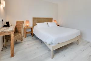 A bed or beds in a room at Kyriad Perpignan Sud