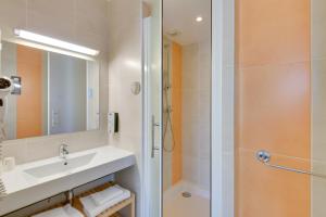 A bathroom at Kyriad Perpignan Sud