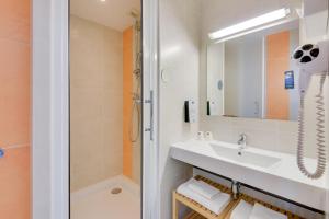 A bathroom at Kyriad Perpignan Sud