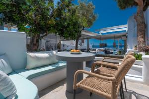 Uma área de estar em Flaskos Luxury Suites