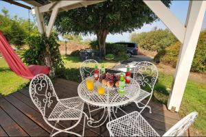 Nápoje v ubytování נופים בלבן - בקתה עם אמבט ספא מלבני ענק ובריכה פרטית