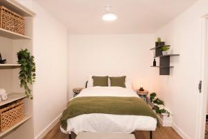 Postel nebo postele na pokoji v ubytování Cosy 2-Bed Apartment in Penarth Town Flat 1