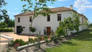 a white house with a garden in front of it at Cortijo de la Seda in Granada