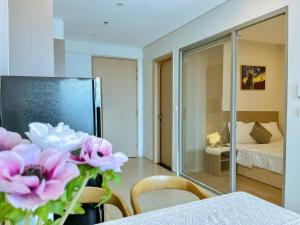 Postel nebo postele na pokoji v ubytování The Song Apartment 5 Stars Vung Tau - Căn Hộ The Sóng 5 Sao
