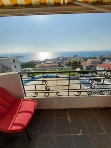 balcone con sedia rossa e vista sull'oceano di Vidikovac a Utjeha