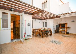 Kawasan patio atau luaran di Charming T3 with patio, beach and surf