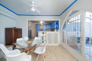Dapur atau dapur kecil di Φ Villa by A&D Properties