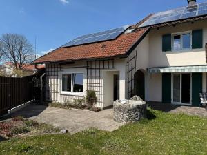 a house with solar panels on the roof at Ferienwohnung Feßler in Steingaden