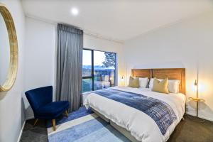 Postel nebo postele na pokoji v ubytování Lakeview Lodge Karapiro