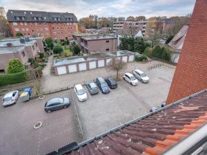 a group of cars parked in a parking lot at Work & Stay in Meckelfeld Seevetal in Seevetal