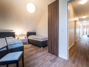 a small room with two beds and a mirror at Work & Stay in Meckelfeld Seevetal in Seevetal
