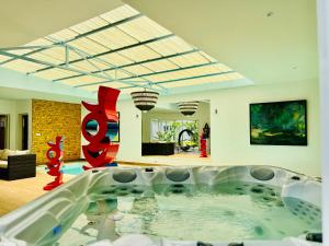 Una piscina en una sala de estar con jacuzzi. en DOMAINE LES ATELIERS et SPA, en Antananarivo