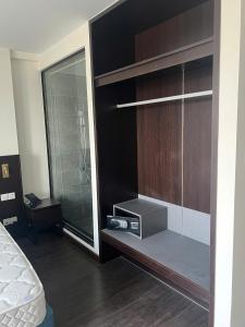 une chambre avec un placard en verre avec douche dans l'établissement Homestay Sapphire Hạ Long, à Hạ Long 4 autres photos