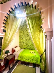 Rúm í herbergi á Riad Larache