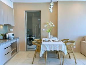 Kuchyň nebo kuchyňský kout v ubytování The Song Apartment 5 Stars Vung Tau - Căn Hộ The Sóng 5 Sao