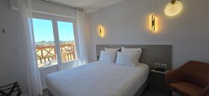 Postel nebo postele na pokoji v ubytování Logis Hôtel Saint Guirec Et De La Plage